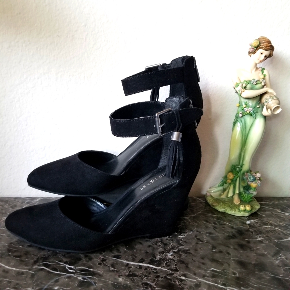 Indigo rd. Bohemian style Black velvet Wedge heels with ankle straps size 6.5